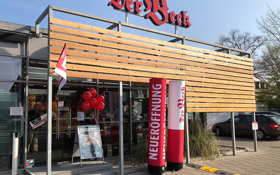 Neue Der Beck-Filiale mit Luftballons und Aufstellern vor dem Eingang